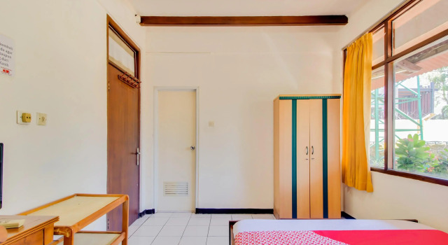 Penginapan Christina by OYO Rooms, Book Hotel Cipanas West Java