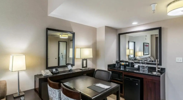 Четырёхместный номер Standard Embassy Suites Palmdale