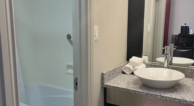 Двухместный номер с видом на воду Ramada by Wyndham Ottawa On The Rideau