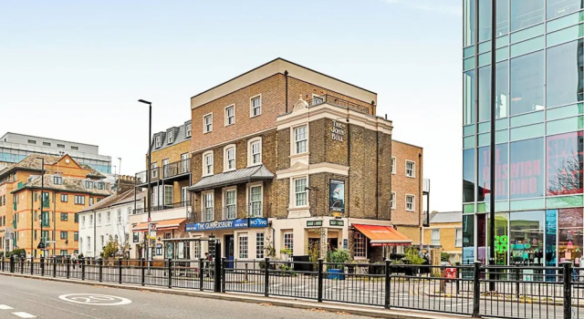 Sunny 2-bed Gem in Chiswick, Забронировать Апартаменты/квартира Чизвик Лондон, рядом с Ганнерсбери
