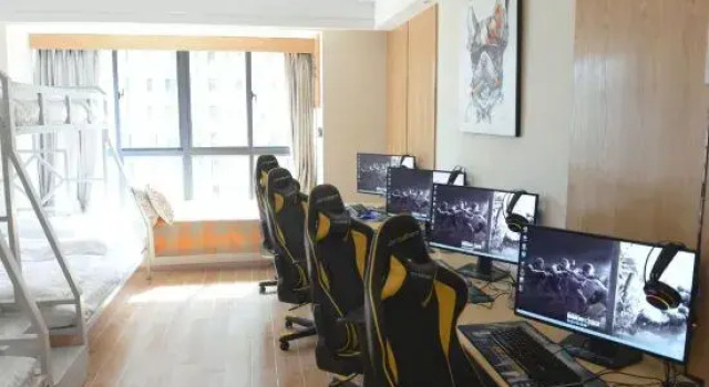 Кровать в общем номере Weiterei E-sports Homestay (Fuyang Baolong Plaza)