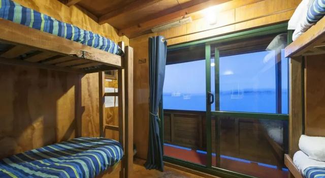 Кровать в общем номере с балконом The Rock Adventure Cruise