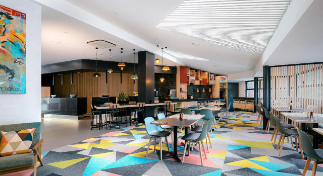 Кровать в общем номере WQ Wellington Quarter Hotel