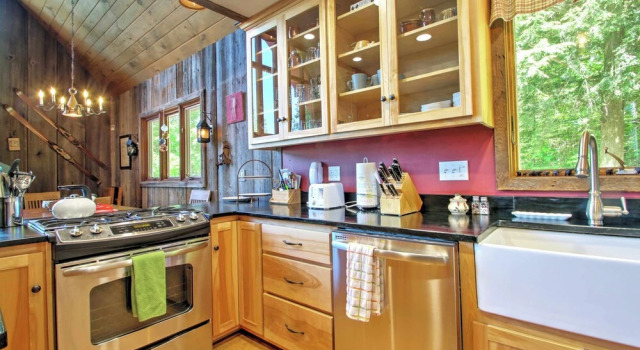 Коттедж East Burke House w/ Deck < 3 Mi to Kingdom Trails!