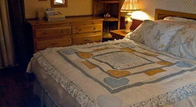 Eider's down Bed and Breakfast, Varaa Hotelli Innisfil Ontario