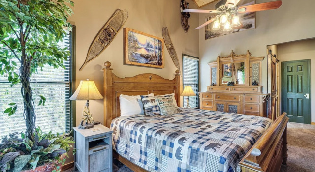 4 Mi to Gatlinburg Strip: Serene Cabin w/ Hot Tub!