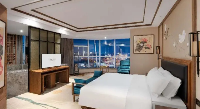 Люкс Superior с видом на город Grand Mercure Kunming South