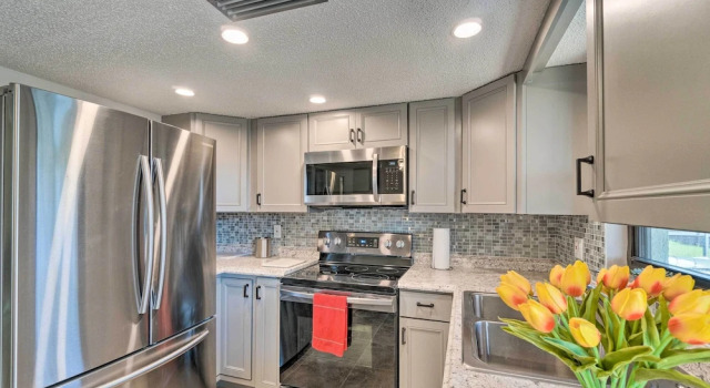 Коттедж с 3 комнатами Bright Venice Home w/ Yard < 4 Miles to Beach!