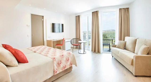 Camera familiare Standard con balcone Universal Hotel Perla