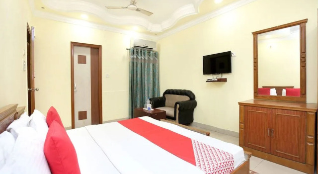 OYO 15667 Hotel Anand