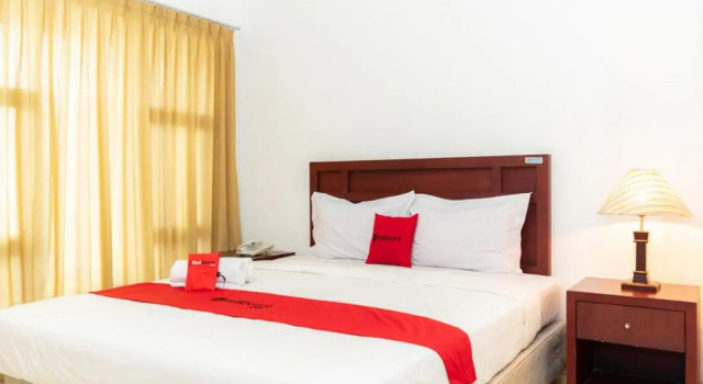 RedDoorz Plus Syariah near Java Supermall Semarang 2, Buchen Sie Hotel Semarang Central Java, in der Nähe von Große Moschee von Zentraljava