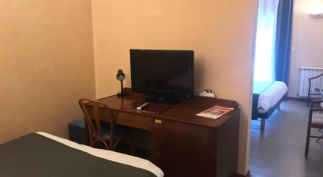 Четырёхместный номер Standard с балконом Hôtel Vesuvio