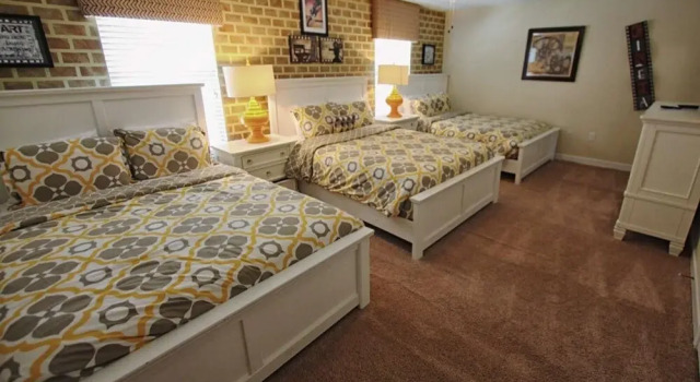 Gorgeous 9 Bedroom Pool Home Sleeps up to 24 People, Buchen Sie Hotel Hotels in Four Corners mit Pool, Schwimmbad