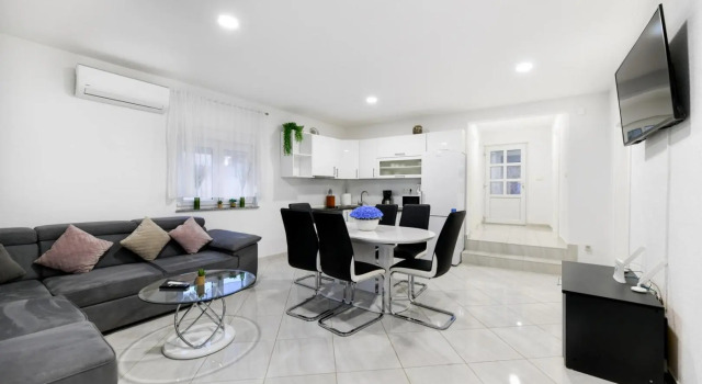 Crowonder Smile Villa
