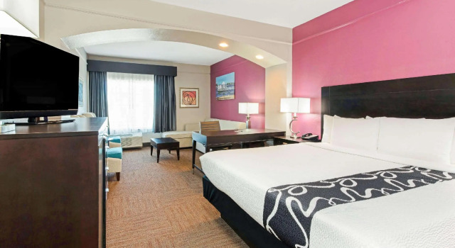 Двухместный люкс La Quinta Inn & Suites by Wyndham Winnie