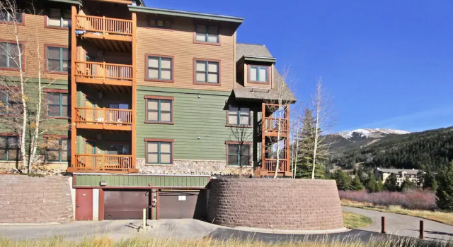 2640 Tenderfoot 3 Bedroom Condo by RedAwning