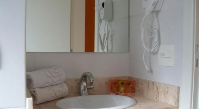 Номер Comfort Hotel Rosa da Ilha Guaruja - 80m do mar, 02 piscinas, sala de jogos, brinquedão de percurso para crianças
