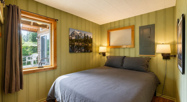 Номер Standard Journey's End On Fish Lake 2 Bedroom Home by NW Comfy Cabins by RedAwning