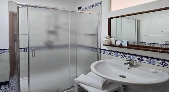Четырёхместный номер Standard с балконом и с видом на море Hotel Il Nido Sorrento