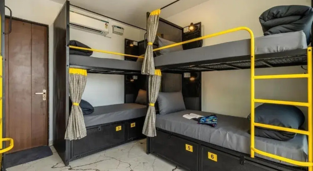 Кровать в общем номере с видом на море The Hosteller Goa, Mandrem