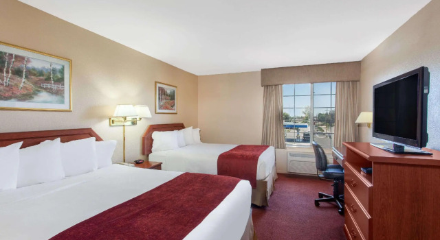 Четырёхместный номер Standard Ramada by Wyndham Fresno Northwest