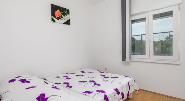 Nice Home in Vrh With Wifi and 1 Bedrooms, Varaa Hotelli Hotellit Kvarner Islands uima-altaalla, Uima-allas