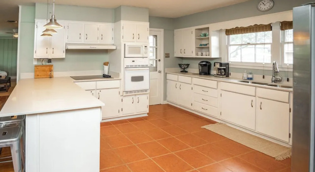 Коттедж Oleander House - Pet Friendly! Private Pool!