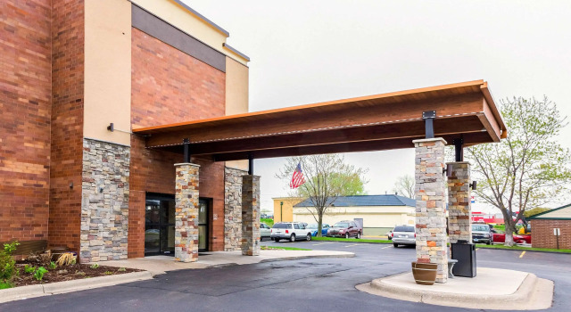 Quality Inn & Suites Arden Hills - Saint Paul North, Varaa Hotelli Hotellit Minnesota pysäköinnillä, Pysäköinti