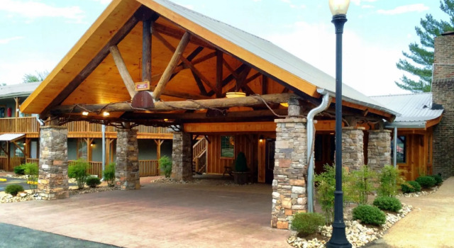 Кровать в общем номере The Smokehouse Lodge and Cabins