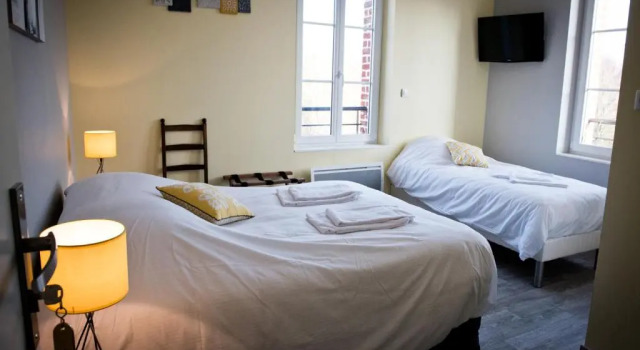 Трёхместный номер Standard Logis Hotel Restaurant Le Relais Fleuri