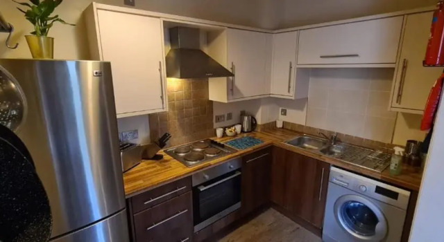 Coats Apartments, Paisley near Glasgow Airport, Paisley Gilmour Street Station, UWS, Royal Alexandria Hospital & Paisley Town Centre