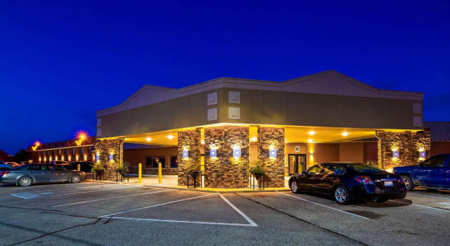 Кровать в общем номере Crossroads Hotel & Event Center
