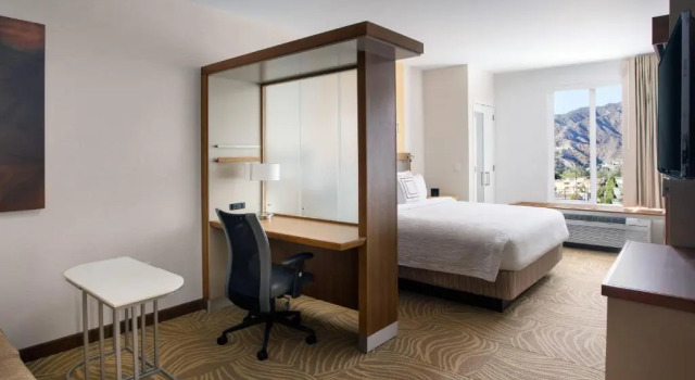 Студия с видом на горы SpringHill Suites by Marriott Los Angeles Burbank/Downtown