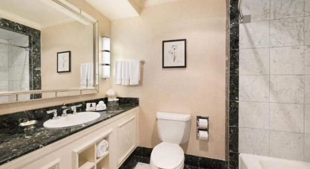 Четырёхместный номер Deluxe The Pfister Hotel