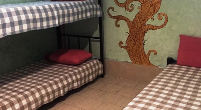 Кровать в общем номере Shanti Lodge Bangkok