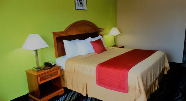 Oak Tree Inn & Suites
