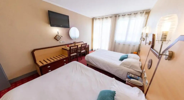 Семейный номер Standard с видом на море Logis Hôtel & Restaurant Mediterranee