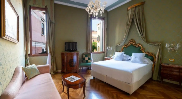 Двухместный номер Deluxe с видом на канал Hotel Antico Doge - a Member of Elizabeth Hotel Group