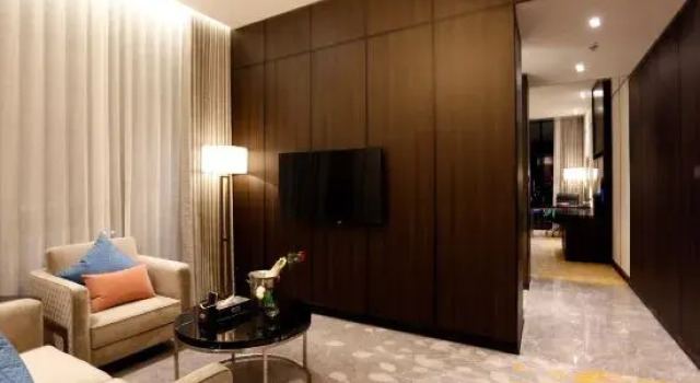 Люкс с балконом и с видом на город Freesia Hotel