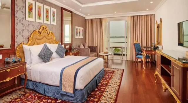 Люкс Standard с балконом MAYFAIR Lake Resort