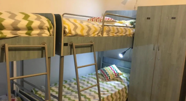 Кровать в общем номере Rolling Stone Hostel
