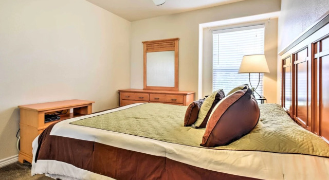 Waterfront Corpus Christi Townhome w/ Pool & Dock!, Rezerwuj Apartament Padre Island 