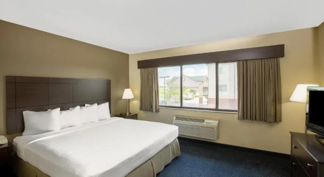 Люкс AmericInn by Wyndham Lincoln South
