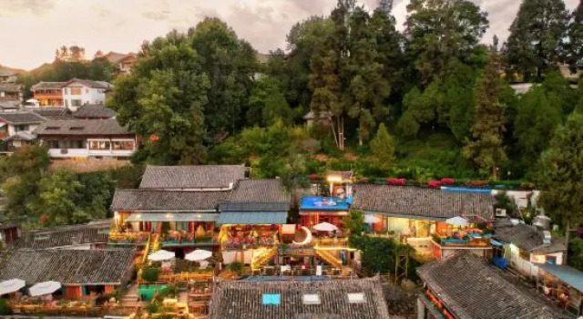 Lijiang Yue Gu Lou Inn, Забронировать Отель Лицзян Юньнань, рядом с Улица Сквер-стрит Древнего города Даянь