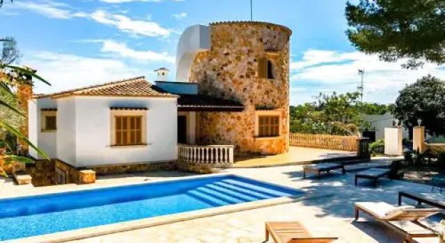Villa Torre Mar with swimming pool and 100m to the beach, Book Villa Santanyi Majorca