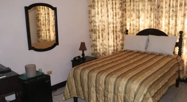 Люкс Luxury Pink Rock Inn Bed and Breakfast