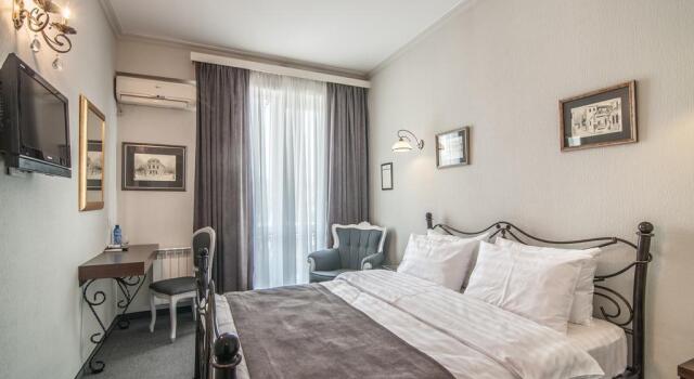 Prestige Palace Hotel, Забронировать Отель Отели Тбилиси с парковкой, рядом с Тбилисский театр оперы и балета, Парковка