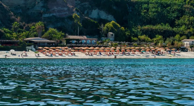 Stromboli Beach Tropea, Varaa Hotelli Brivadi 