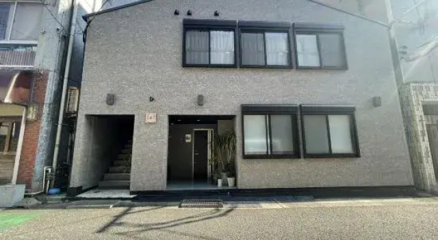 Hood, Rezerwuj Hotel Amami 