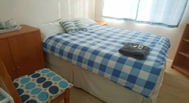 Кровать в общем номере c 1 комнатой с видом на город Double with shared bathroom sleeps 1-2 located 5 minutes from Heathrow dsbyr
